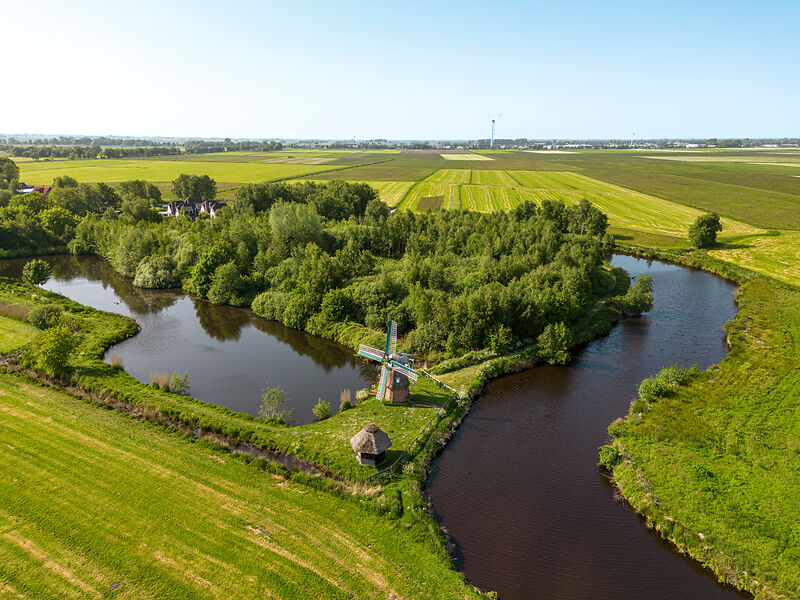 Klimagerechter Kulturtourismus in Ostfriesland Drohnenaufnahme der Wasserschöpfmühle Agnes im Südbrookmerland
