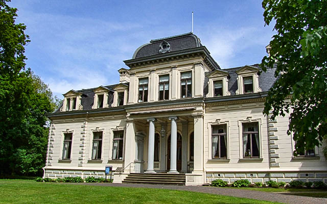 Prinzenpalais in Rastede, weißes zweigeschossiges Gebäude mit grauem Dach.