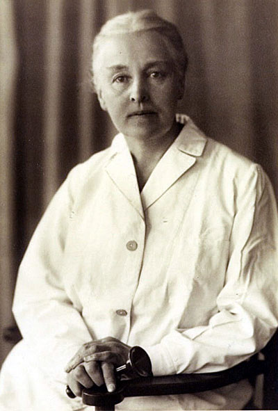 Schwarz-Weiss Porträt von Dr. Hermine Heusler-Edenhuizen