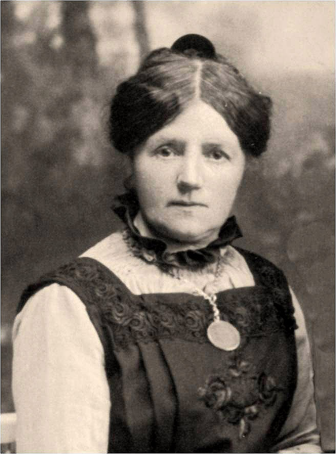 Schwarz-weißes Porträtfoto von Martha Köppen-Bode in traditioneller Kleidung