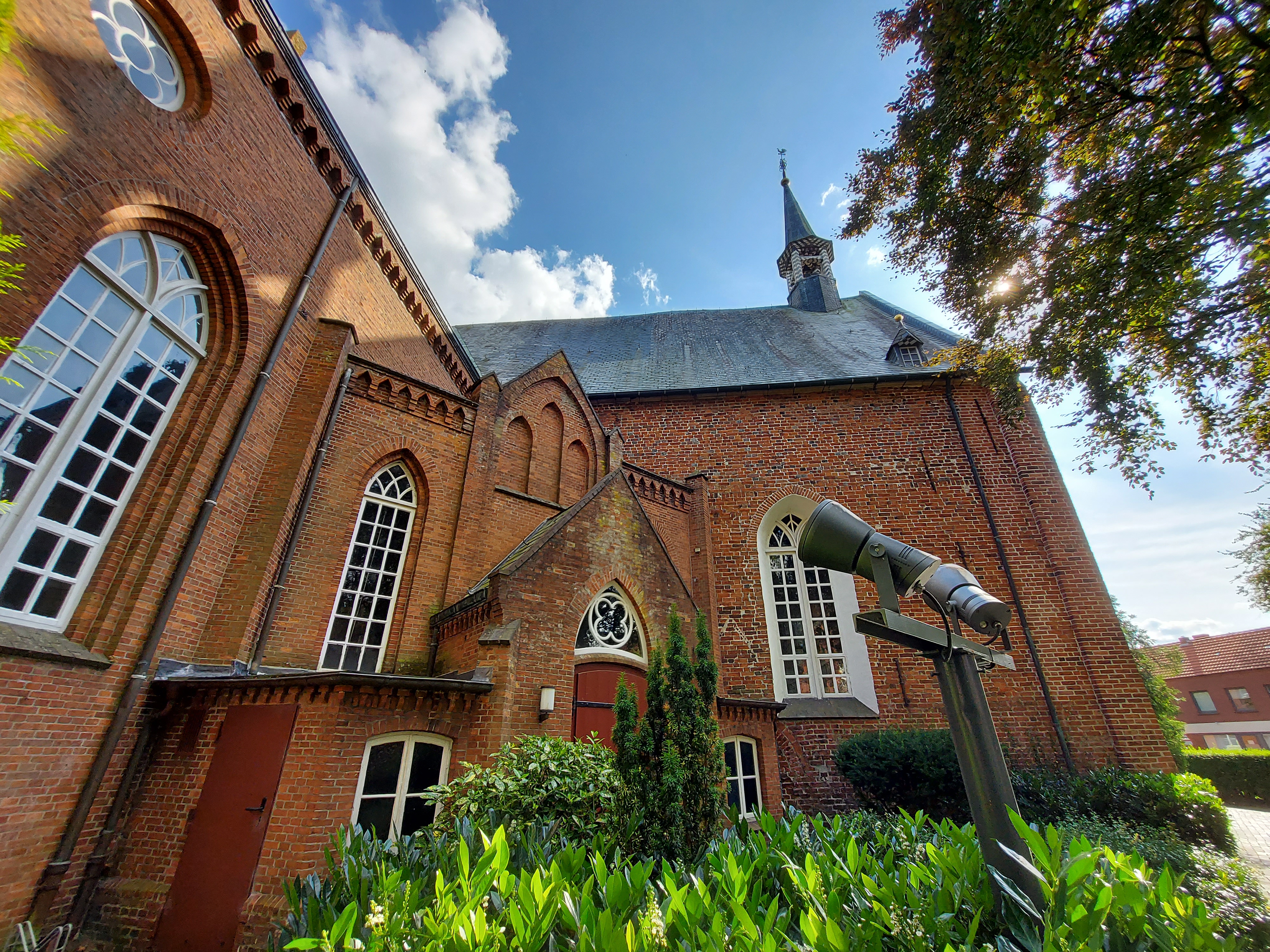 Foto: Weitwinkelaufnahme eines Gebäudeabschnitts der Georgskirche. Backsteinarchitektur.