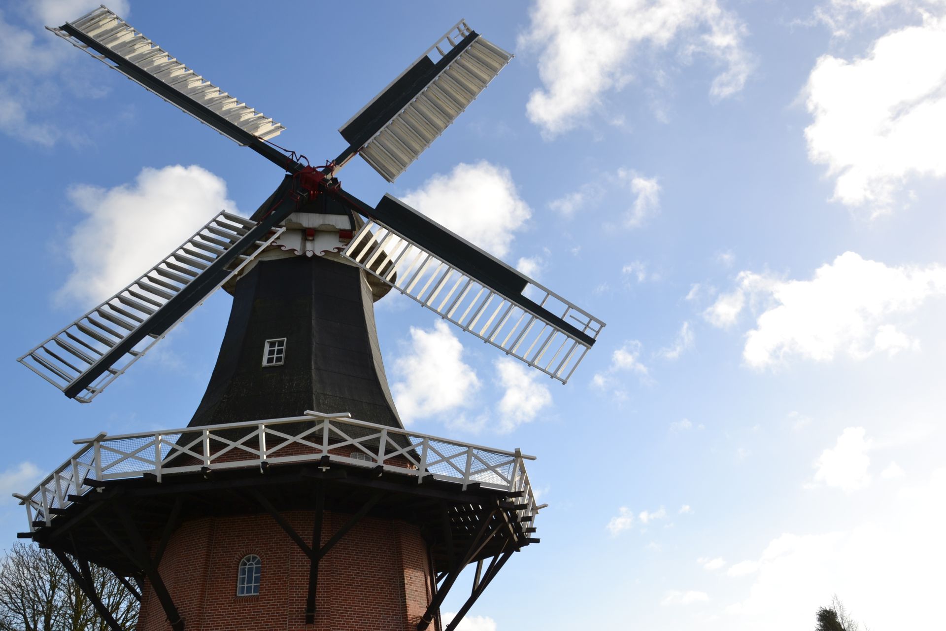 Foto: Eine Windmühle bei blauen Himmel.