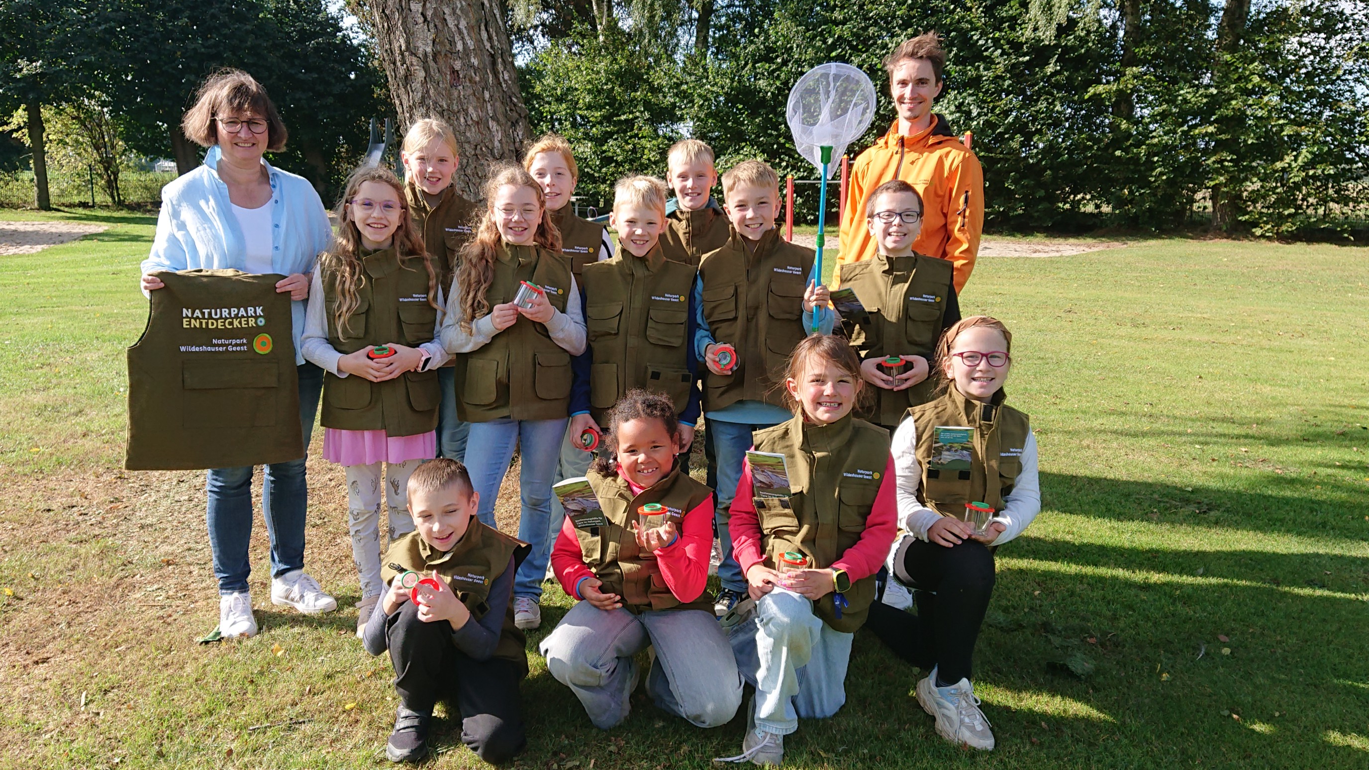 Übergabe Naturpark-Entdeckerwesten für Grundschule Erlte-Hagstedt Gruppenbild mit Schulleiterin Bianka Tapke-Jost, Schulklasse 4 und Naturpark-Mitarbeiter Jonas Marhoff (vlnr)