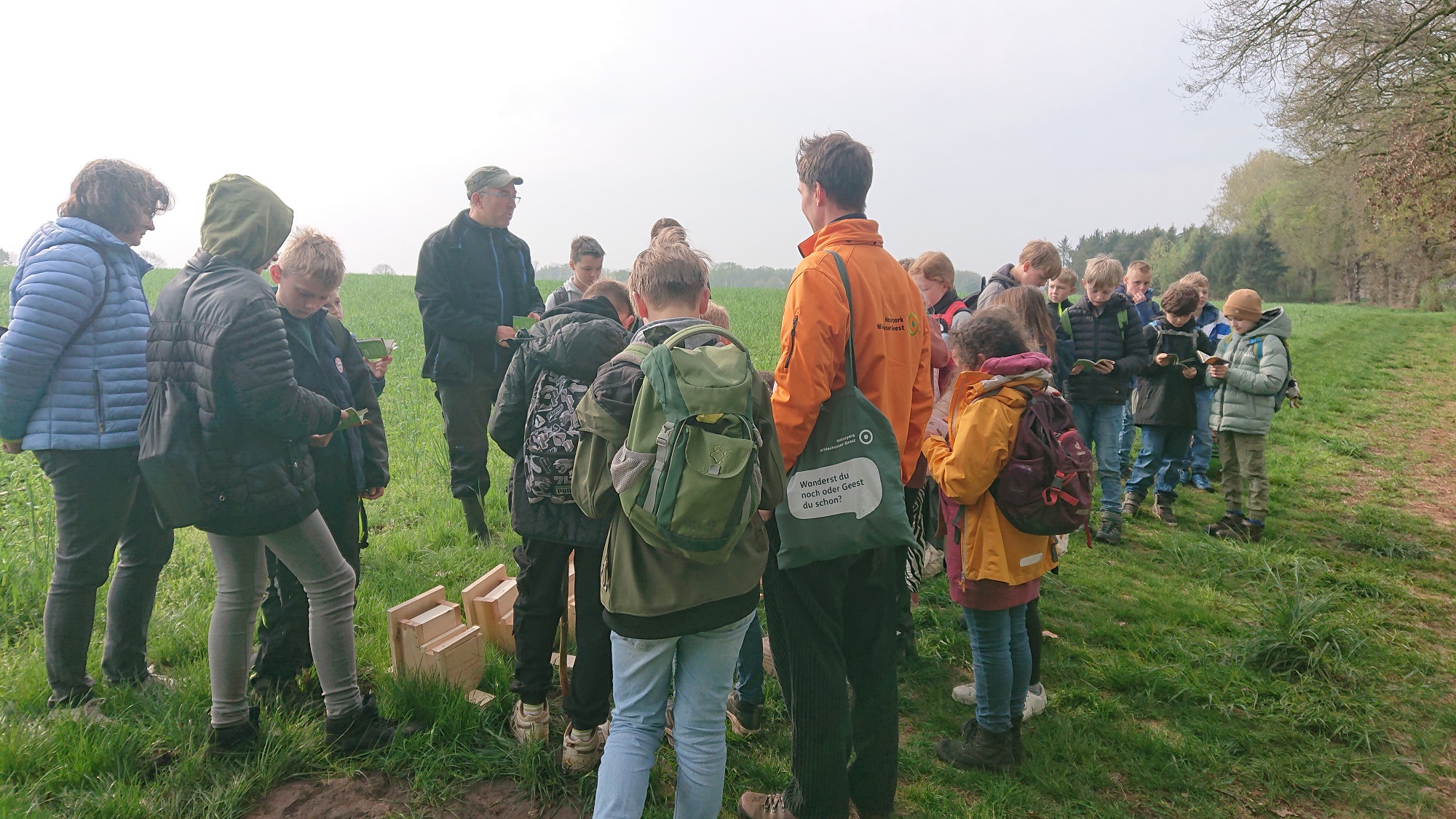 Gruppe Schüler der Naturparkschule Erlte-Hagstedt beim Nistkästen aufhängen